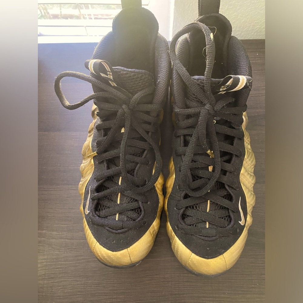 Nike Foams Size 8.5